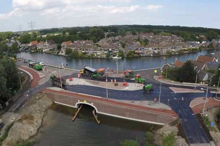 Een luchtfoto van de nieuwe Geinbrug