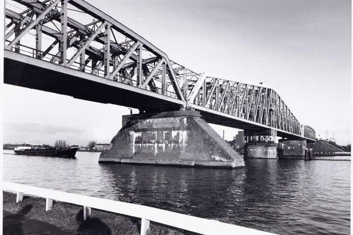 Zowel de eerste en de tweede Hembrug waren draaibruggen, hierbij draait de brug om een verticale as. De brug bestond uit twee vaste delen, de landhoofden aan weerszijde en een draaibaar middendeel. De brugwachters opende de brug door het draaien aan twee kaapstanders.
