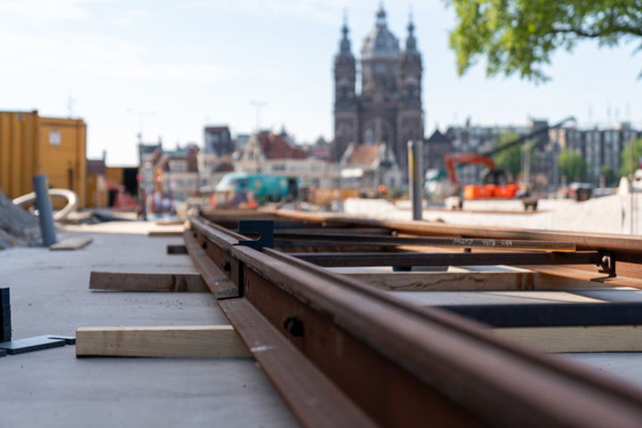 Nu worden de sporen aan de westzijde vervangen, volgend jaar is de oostzijde aan de beurt.