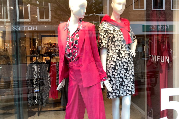 Magenta mode hangt volop in de etalages