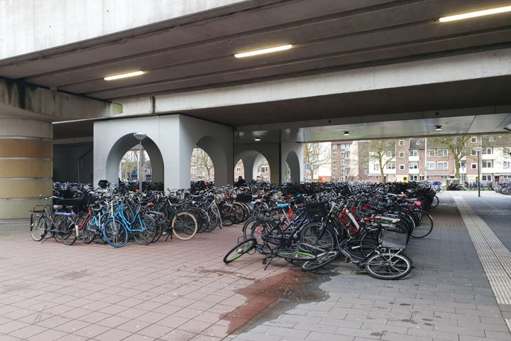 Bij station Lelylaan is het nu nog een bende met fietsen, maar op deze plek komt een nieuwe fietsenstalling van twee verdiepingen. Die zal groot, transparant en zo energie-neutraal mogelijk zijn.