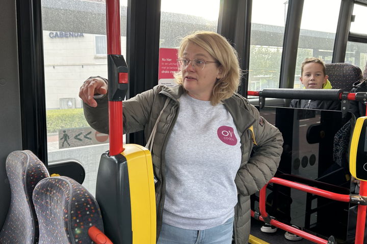 OV-coach Carla vraagt de leerlingen of ze nog weten wat ze geleerd hebben over de bus.