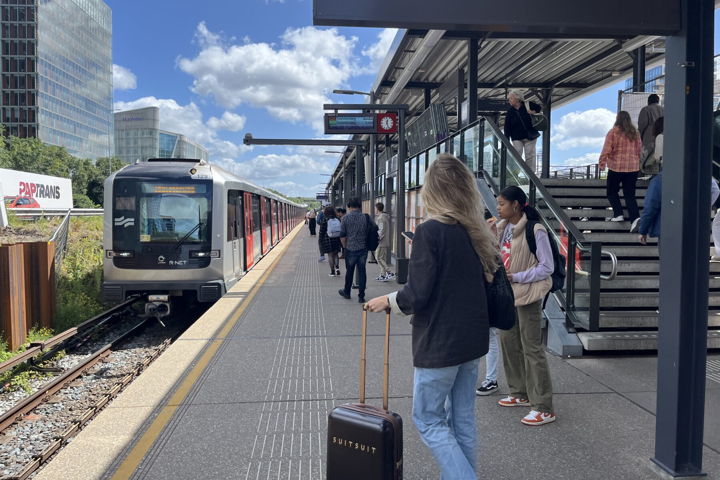 Het meest noordelijke metrospoor en -perron liggen nu nog een stuk lager dan het naastgelegen perron (van de Noord/Zuidlijn)