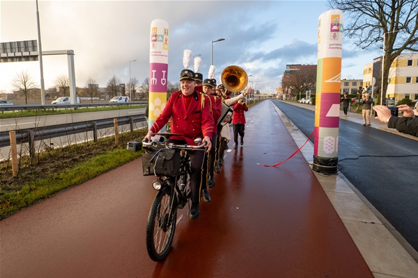 Fietsorkest op het fietspad in Haarlemmermeer