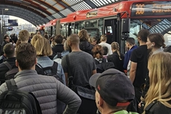 foto van mensen bij bus