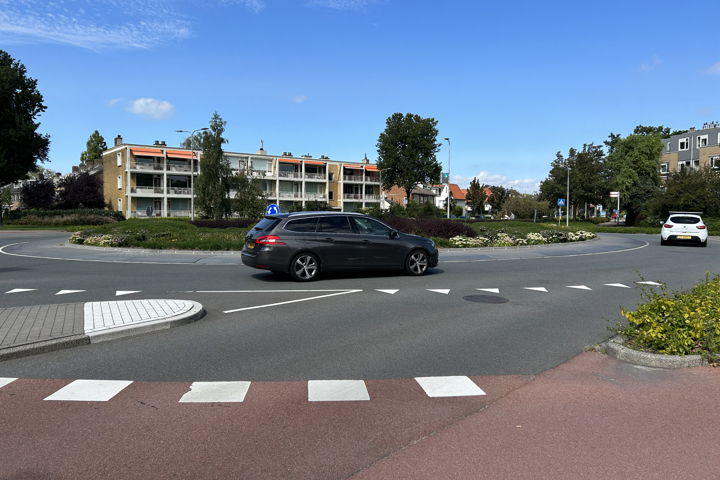 'Te druk voor een rotonde' voorspelden de verkeersmodellen. Toch ligt er nu, naar grote tevredenheid, een rotonde die prima werkt.