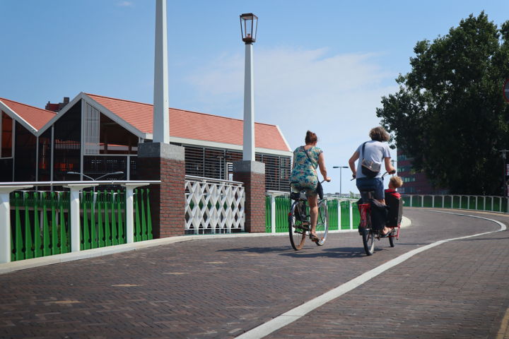 Fietsen langs de nieuwe fietsenstalling in Zaandam.