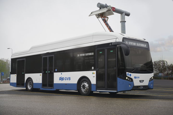 Artist impression, de werkelijkheid kan dus afwijken van de Zero Emissie GVB-bus. Deze eerste lichting elektrische bussen werkt op basis van stilstaand laden (‘Opportunity Charging’). Het batterijpakket van de bus wordt ’s nachts in de garage via stallingsladers geladen. Overdag worden ze bijgeladen via snelladers op het laadpunt.