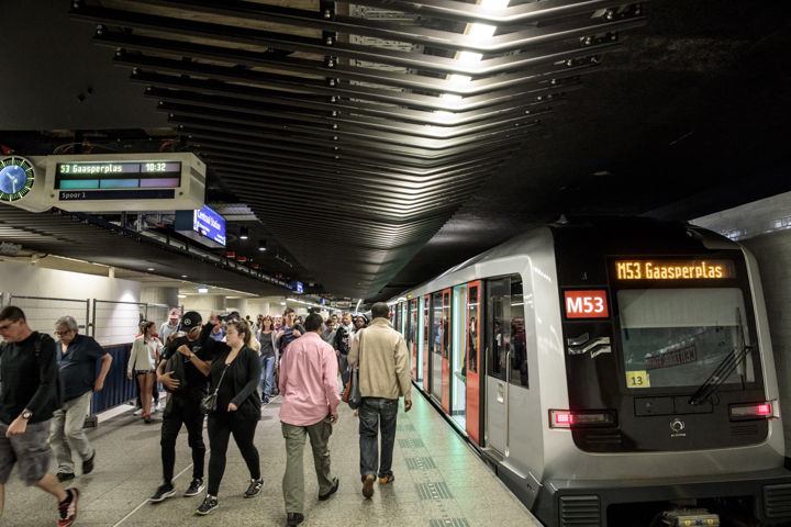 Het proefplafond in 2017 in metrostation Centraal Station. De stalen buizen veroorzaken een signaalstoring.