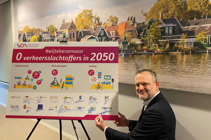 Gerard Slegers, Dagelijks Bestuurslid van de Vervoerregio Amsterdam ondertekent het bord waarmee de regio aangeeft zich in te zetten voor 0 verkeersslachtoffers in 2050