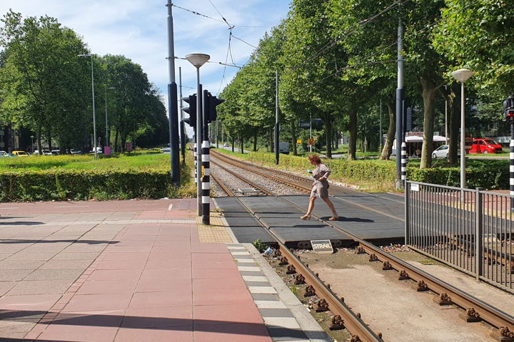 En de bewegwijzering wordt duidelijker, zodat reizigers makkelijker hun weg vinden naar trein en metro.