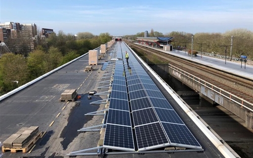 foto van zonnepanelen bij de metro