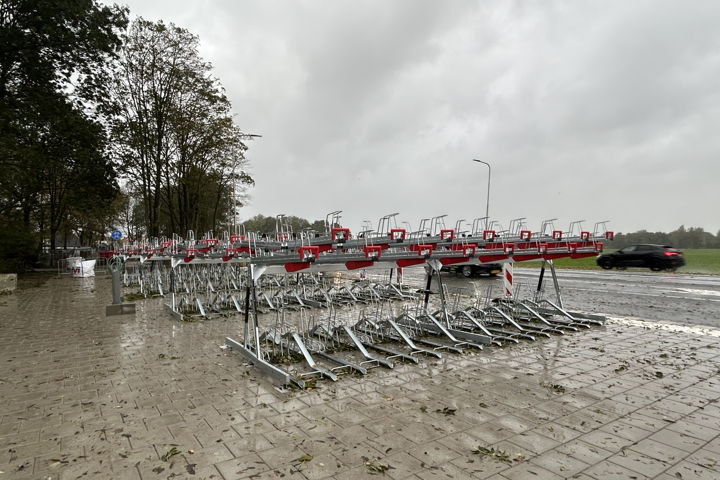 De nieuwe dubbellaagse fiets parkeerplekken bij bushalte Ouderkerk Oost.