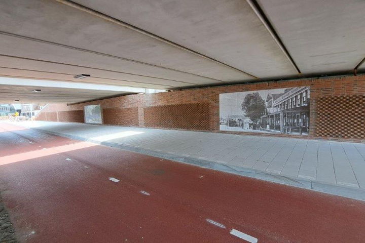 De onderdoorgang bij de brug heeft kunst aan de muur.