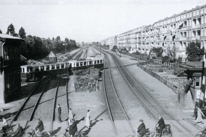 Linnaeusstraat hoek Vrolikstraat in 1937. De tram moest in Amsterdam de treinsporen kruizen die tussen Weesperpoort en CS lagen. Na het sluiten van station Weesperpoort zijn de treinsporen op een dijk komen te liggen.