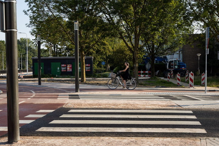 Net als bij Kronenburg en Zonnestein hebben ook hier de fietsers en voetgangers voorrang op het autoverkeer.