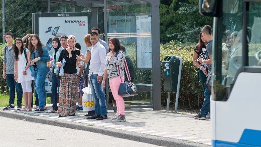 foto van reizigers bij OV halte