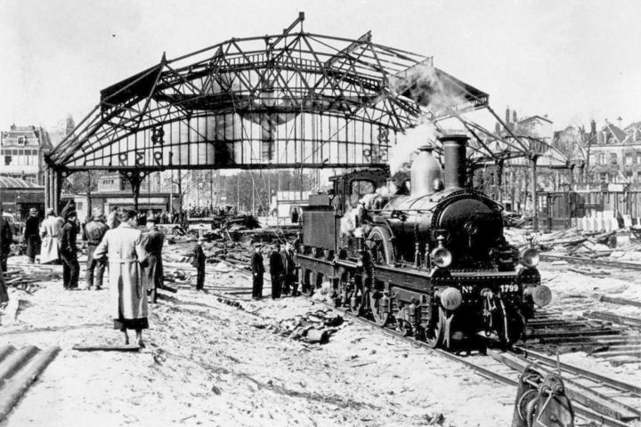 Sloop van station Weesperpoort eind 1939. Op de kap is nog net 1939 te zien, ter viering van het 100-jarig bestaan van de spoorwegen in Nederland.