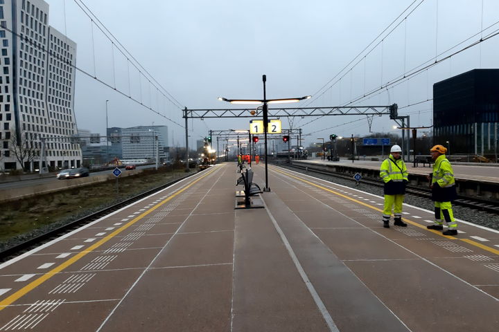 De nieuwe vloer van het uitneembare perron