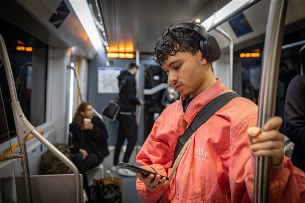 Reiziger op mobiel in metro