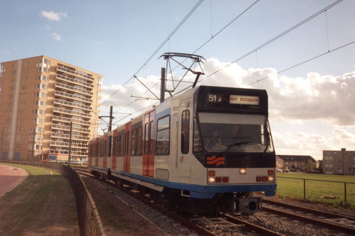 De sneltram in de oorspronkelijke kleuren in de bocht bij de brink. Een van de testritten in augustus 1990. Op 30 november dat jaar werd Amstelveenlijn geopend.