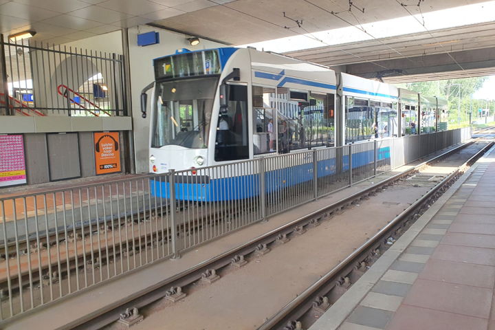 Het trameiland wordt vergroot, zodat reizigers daar aangenamer staan te wachten. Ook krijgt de tram een keerlus zodat het netwerk robuuster wordt en tram 1 en 17 kunnen keren...