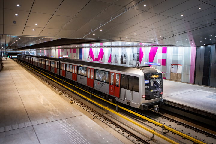 Bij station Europaplein worden er op het plein boven het station flink wat hekken geplaatst in verband met een feestje. Hans: 
