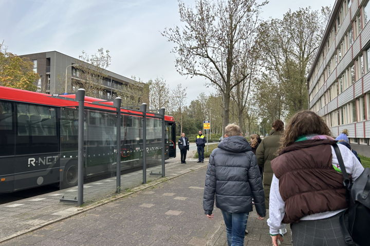 In de kou op weg naar de bus van EBS.