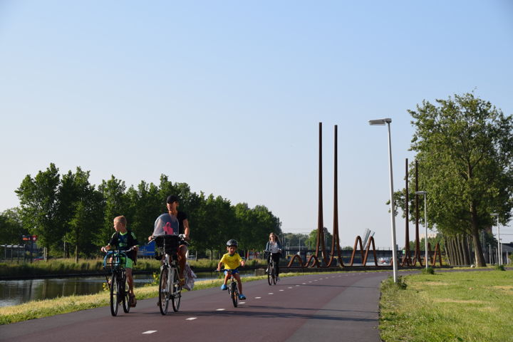 De route vanuit Amsterdam richting Purmerend loopt langs het Noorderpark en het kanaal.