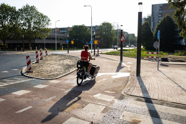 Fietsers maken alweer goed gebruik van de rotonde. Er waren helaas problemen met de levering van de natuurstenen bestrating, dus vandaar dat deze steentjes er nog niet overal in liggen.