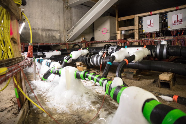 Jazeker; je ziet ijs! Om tot een veilige doorbraak te komen is de grond bevroren, zodat je bijvoorbeeld niet gehinderd wordt door grondwater. Dit is gerealiseerd door in de grond buizen aan te sluiten op een vriesinstallatie met pekelwater, waardoor de omringende grond bevriest. Deze techniek is vaker toegepast, zoals bijvoorbeeld bij de bouw van de Noord/Zuidlijn.