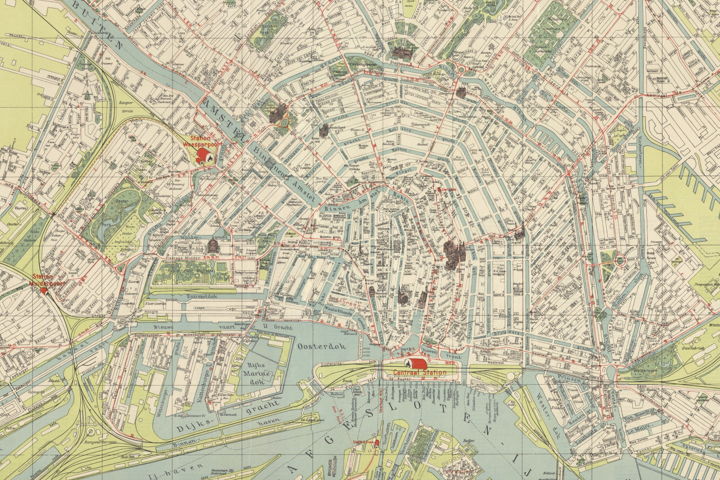 Kaart Amsterdam uit 1929 met daarop in het rood de treinstations. De treinsporen zijn zwarte lijnen en de rode tramlijnen.