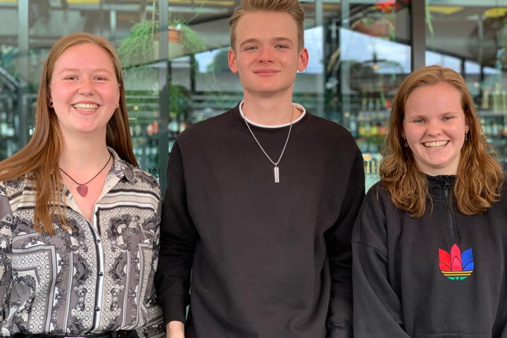 Waarom wilden Melissa, Denice en Jelmer stage lopen bij de OV-coach? Melissa (student Hogeschool van Amsterdam): ‘Binnen deze vier jaar van mijn opleiding wilde ik zoveel mogelijk doelgroepen ontdekken om zo goed te kunnen besluiten waar ik mee verder wil in de toekomst. Bij MEE Amstel en Zaan en het project OV-coach werken ze met mensen met allerlei verschillende soorten beperkingen dus dan pak je allerlei doelgroepen mee. Dat heeft me overtuigd om hier stage te gaan lopen.’ Denice (ook student aan de Hogeschool van Amsterdam): ‘De brede doelgroepen trokken mij ook aan - op die manier werk je met zoveel mogelijk doelgroepen. Ik vind de insteek van het OV-coachproject ook heel mooi. Je maakt mensen zelfredzamer in het openbaar vervoer.’ Jelmer (student Windesheim): ‘Je kunt hier heel zelfstandig werken. Er is vertrouwen in wat je doet, dat vond ik heel erg fijn. Ik heb zelf een autistische broer en die heeft ook begeleiding gehad bij MEE. Daarover heb ik alleen maar goede verhalen gehoord dus dat was voor mij ook een reden om stage te lopen bij de OV-coach.’ De opleiding Social Work heette tot voor kort Maatschappelijke Dienstverlening.
