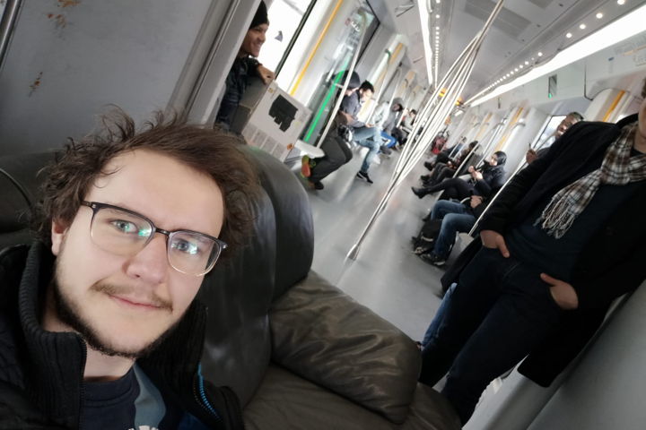 'Ik wil de metrobestuurder nog even bedanken dat hij me heeft meegenomen, met bank en al!'
