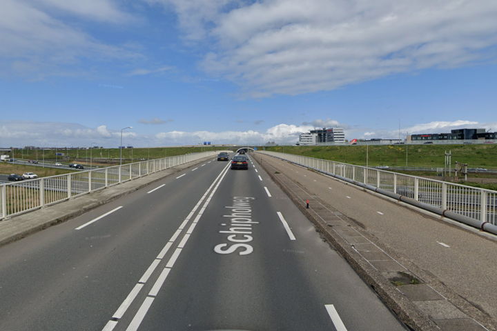 Foto 1: Schipholweg bij knooppunt A4/A9. Links de provinciale weg, rechts het fietspad dat er langs loopt. Doordat ze samen op een brug liggen is ruimte om uit te breiden beperkt.