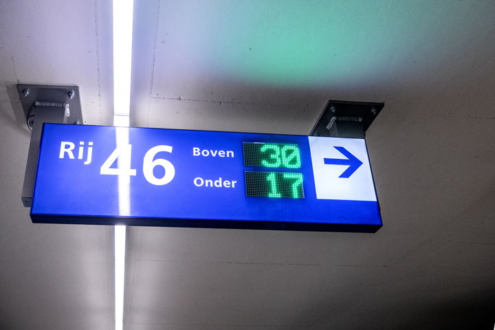 Digitaal informatiebord met het aantal beschikbare plekken.