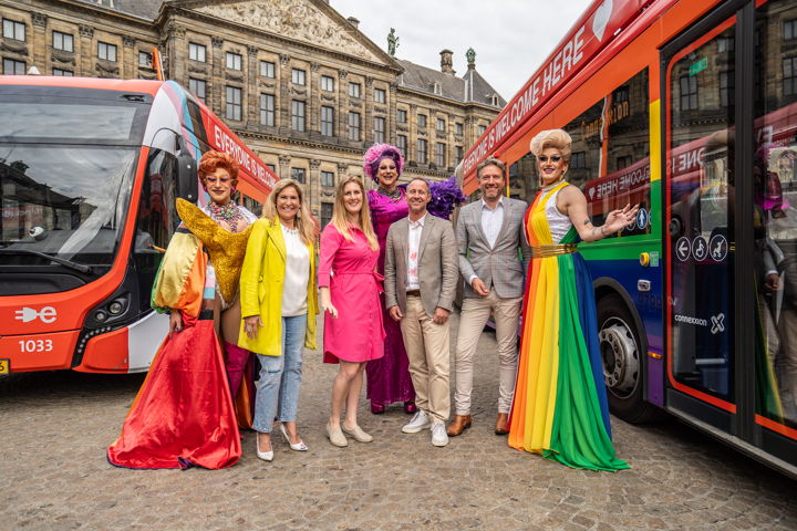Dragqueens Patty Pam Pam, Sederginne en Miss Fucksia samen met Claudia Zuiderwijk, Melanie van der Horst, Michael de Ruiter en Wilco Mol.