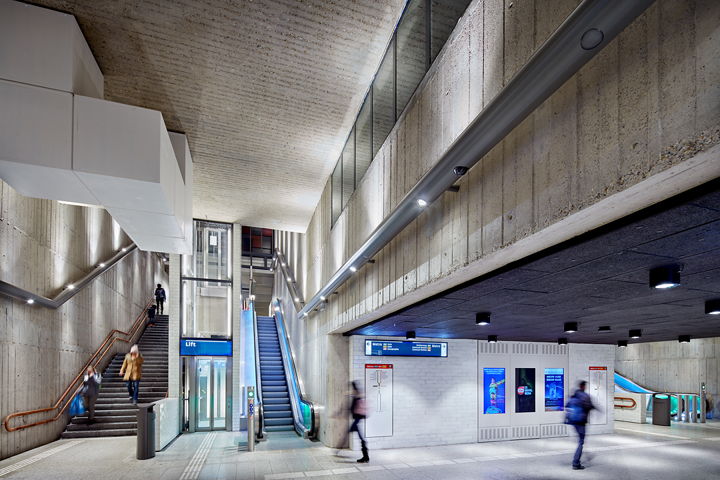 Een gerenoveerd metrostation Van der Madeweg.