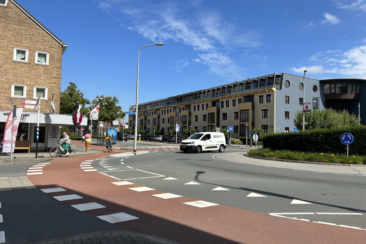 De rotonde heeft weinig ruimte tussen het fietspad en de rijbaan, maar verkeersdeelnemers zijn eraan gewend