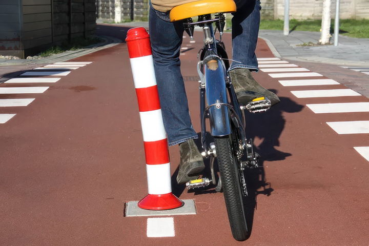 Het gevaar van paaltjes op het fietspad