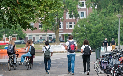 Middelbare scholieren bij het Spinoza Lyceum in Amsterdam