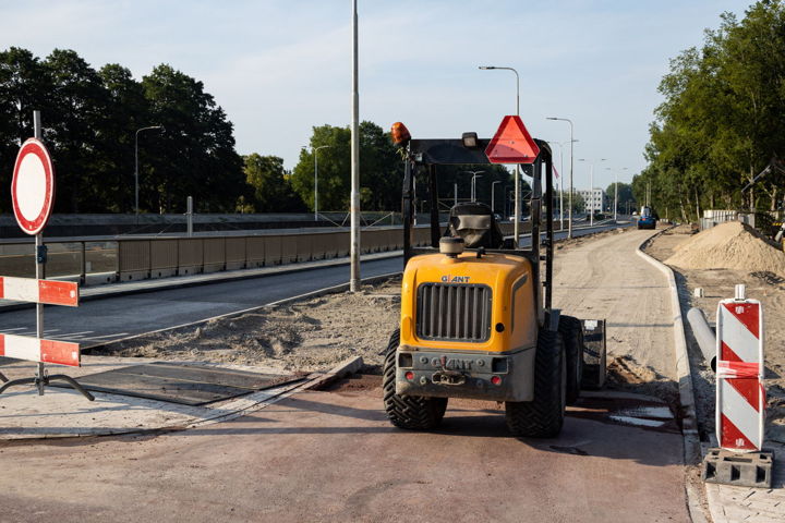 Werk in uitvoering aan de fietspaden langs de Beneluxbaan. Vrijdagavond 14 augustus rond circa 22.00 uur gaan ze open.