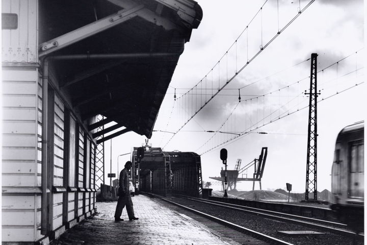 De halte Hemburg werd in 1907 in gebruik genomen. Het personeel van de Artillerie, Bruynzeel en de Norit fabriek stapte hier uit op het Zaanse talud. De halte verviel per 27 mei 1982. Na sluiting van het station is het stationshuisje gekocht door Henk van Iperen die het in zijn achtertuin plaatste.