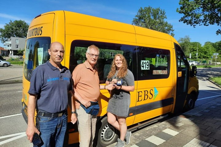 Van links naar rechts: Niek Zwaag van gemeente Waterland, Lou Bommer, voorzitter van de buurtbus vereniging Waterland en Lonneke van Vliet, de 25.000ste reiziger van de buurtbus.