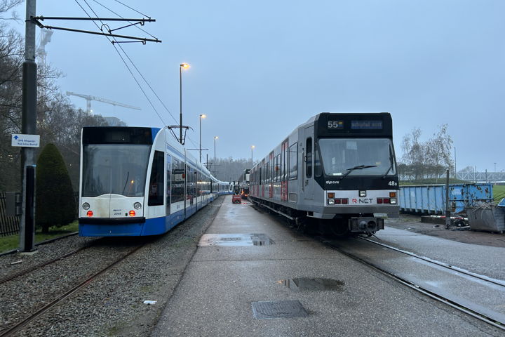 Het oude metrostel (rechts)