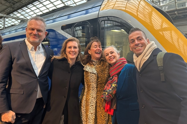 Snel van Amsterdam naar Schiphol: Airport Sprinter feestelijk van start