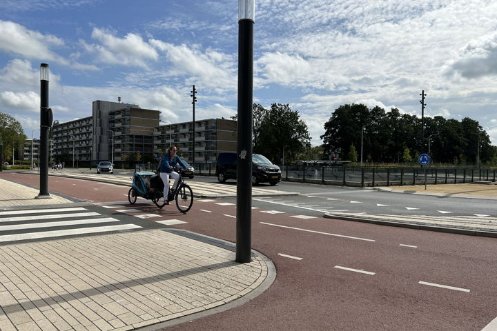 Op de rotonde kunnen fietsers zowel linksom als rechtsom fietsen