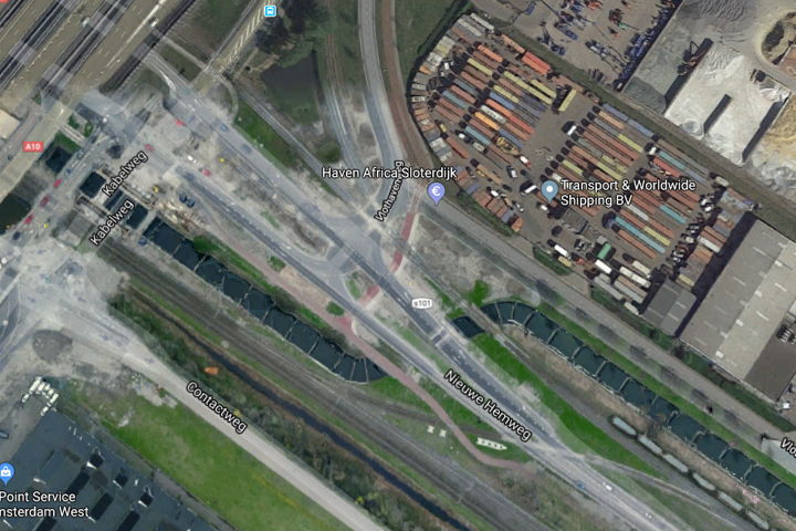 De huidige gelijkvloerse overweg die de Kabelweg verbindt met de Nieuwe Hemweg