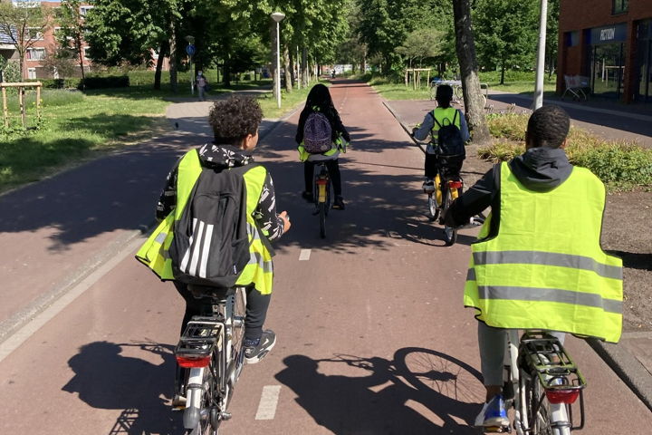 Kinderen fietsen hun schoolroute.