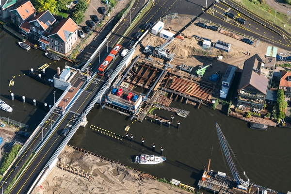 Luchtfoto van de werkzaamheden aan de brug Ouderkerk- foto door Aerovista luchtfotografie 